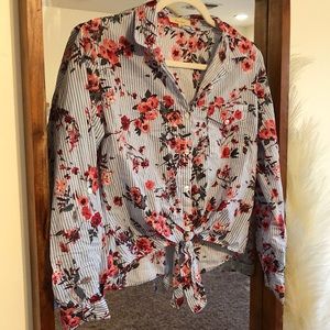 ✨Floral button up blouse ✨
